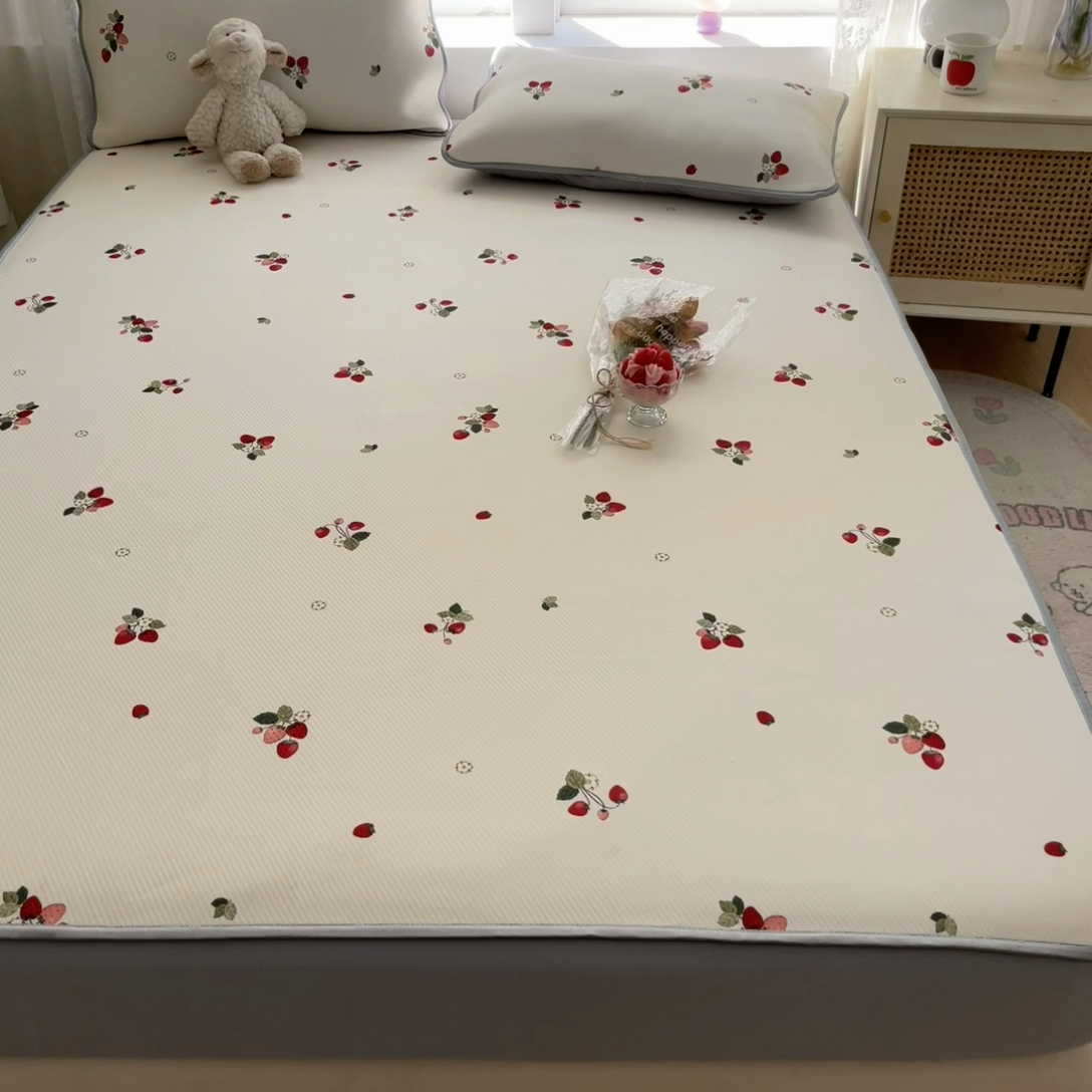 91家纺网 家纺一手货源 找家纺 星座家纺 2025新款复合提花凉感丝凉席三件套床笠款 奶油草莓-床笠款