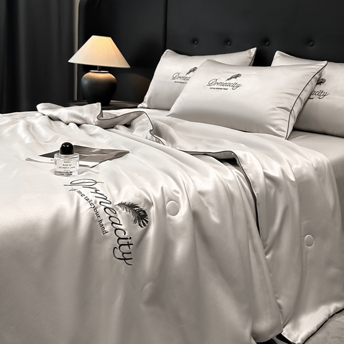 91家纺网 家纺一手货源 找家纺 伊梵居 2025新款水洗真丝刺绣夏被四件套 梦羽-山灰