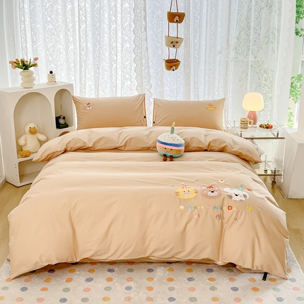 91家纺网 家纺一手货源 找家纺 曼町家居 2025春夏新款40支全棉纯棉水洗棉刺绣四件套 萌趣熊抱-浅纱色