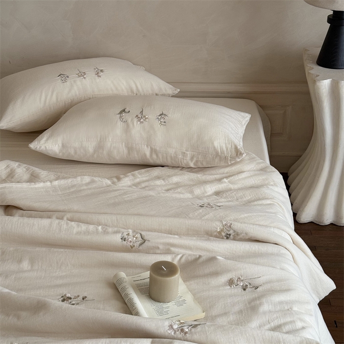 91家纺网 家纺一手货源 找家纺 鹿班家居 2025年夏季双层皱皱纱刺绣夏被系列—猫耳花园【标准会员-20元】 白色