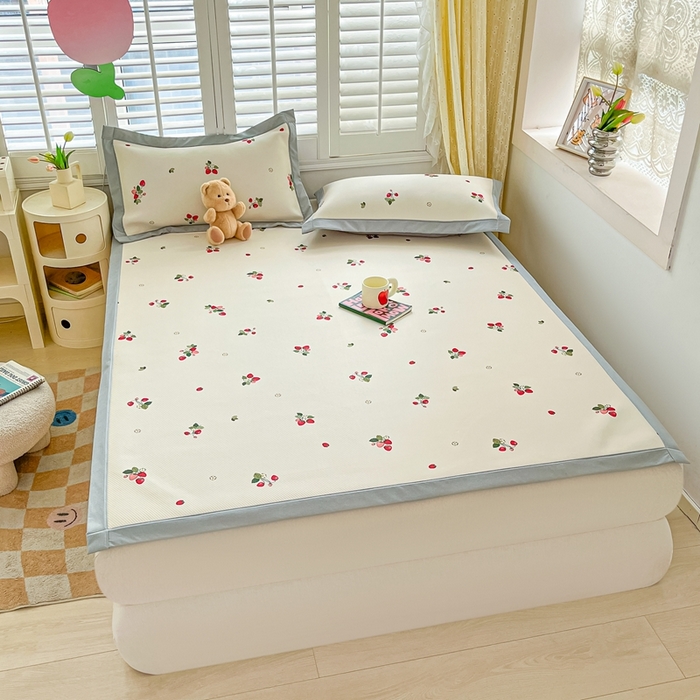 91家纺网 家纺一手货源 找家纺 星座家纺 2025新款复合提花凉感丝凉席三件套平铺款 奶油草莓