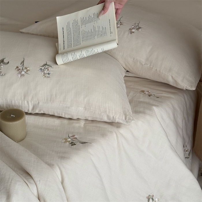 91家纺网 家纺一手货源 找家纺 鹿班家居 2025年夏季双层皱皱纱刺绣夏被系列—猫耳花园【标准会员-20元】 白色