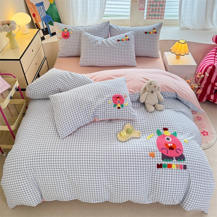 91家纺网 家纺一手货源 找家纺 多品 2025春夏新款水洗棉毛巾绣卡通系列四件套-系列二 格子怪兽