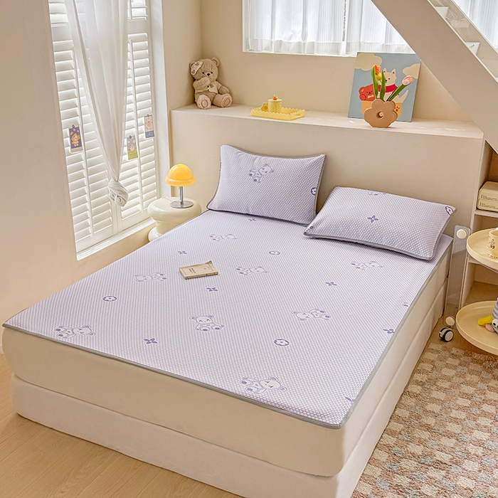 91家纺网 家纺一手货源 找家纺 雪鲨家纺  2025新款凉感冰豆豆凉席凉豆豆三件套冰丝提花软席PE 小熊紫