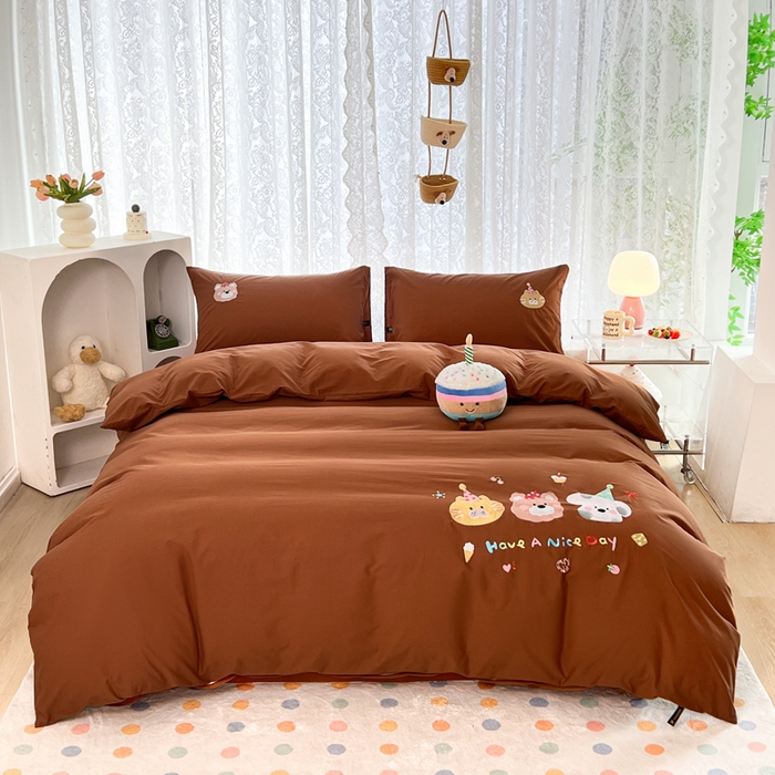 91家纺网 家纺一手货源 找家纺 曼町家居 2025春夏新款40支全棉纯棉水洗棉刺绣四件套 萌趣熊抱-复古咖