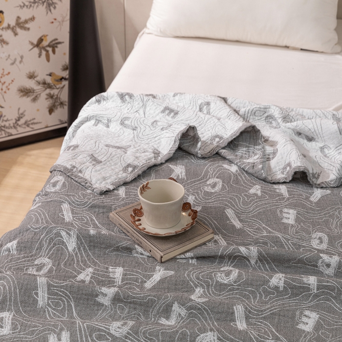 91家纺网 家纺一手货源 找家纺 乐家毛巾被 2025春夏新款三层棉全棉纯棉毛巾被 灰色字母