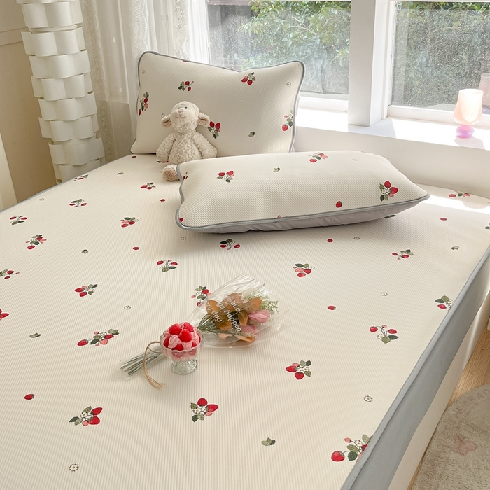 91家纺网 家纺一手货源 找家纺 星座家纺 2025新款复合提花凉感丝凉席三件套床笠款 奶油草莓-床笠款