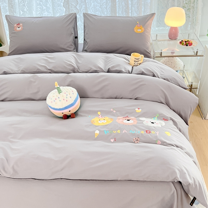 91家纺网 家纺一手货源 找家纺 曼町家居 2025春夏新款40支全棉纯棉水洗棉刺绣四件套 萌趣熊抱-薄雾灰