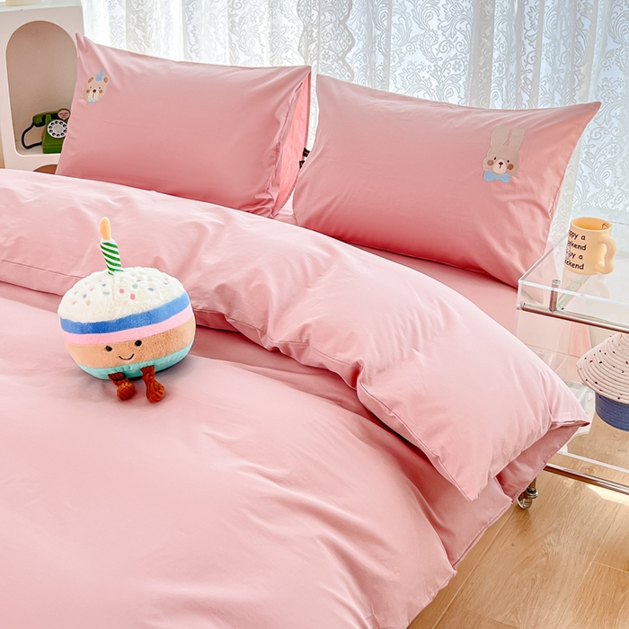 91家纺网 家纺一手货源 找家纺 曼町家居 2025春夏新款40支全棉纯棉水洗棉刺绣四件套 元气星喵-慕斯粉