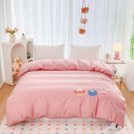 91家纺网 家纺一手货源 找家纺 曼町家居 2025春夏新款40支全棉纯棉水洗棉刺绣四件套 哆啦趣梦--慕斯粉