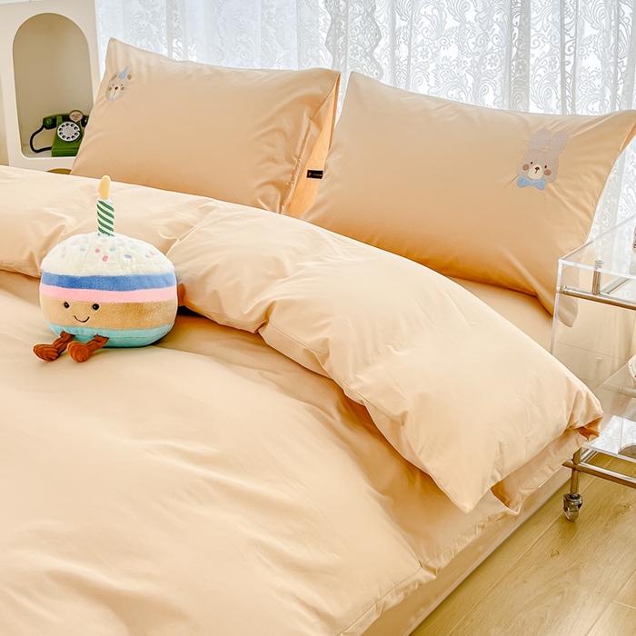 91家纺网 家纺一手货源 找家纺 曼町家居 2025春夏新款40支全棉纯棉水洗棉刺绣四件套 元气星喵-浅纱色