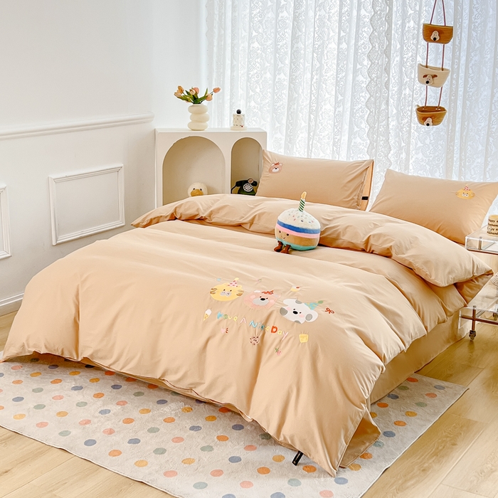 91家纺网 家纺一手货源 找家纺 曼町家居 2025春夏新款40支全棉纯棉水洗棉刺绣四件套 萌趣熊抱-浅纱色