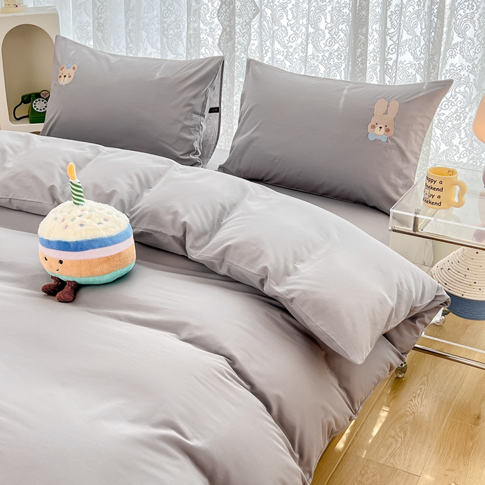 91家纺网 家纺一手货源 找家纺 曼町家居 2025春夏新款40支全棉纯棉水洗棉刺绣四件套 元气星喵-薄雾灰