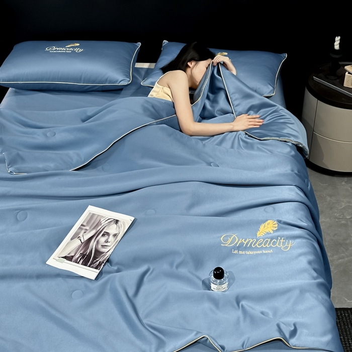 91家纺网 家纺一手货源 找家纺 伊梵居 2025新款水洗真丝刺绣夏被四件套 梦羽-宾利蓝