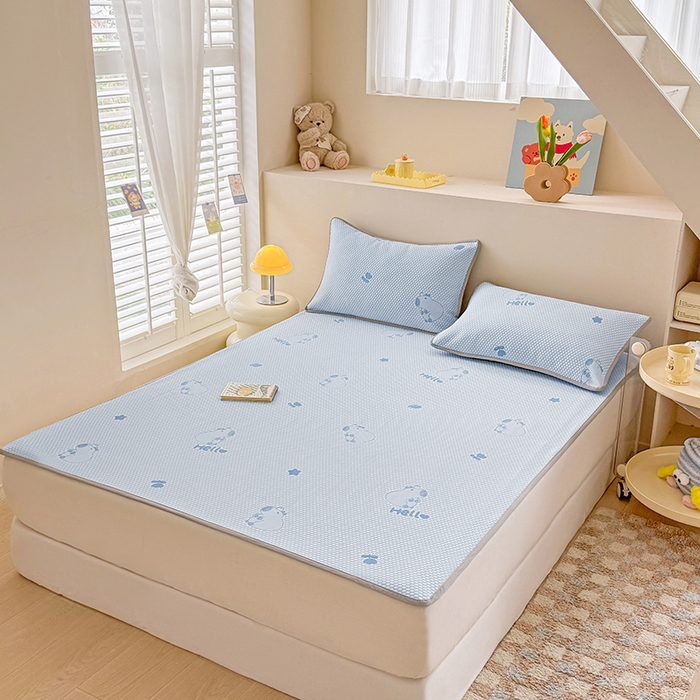 91家纺网 家纺一手货源 找家纺 雪鲨家纺  2025新款凉感冰豆豆凉席凉豆豆三件套冰丝提花软席PE 卡皮巴拉蓝