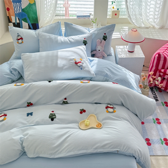 91家纺网 家纺一手货源 找家纺 多品 2025春夏新款水洗棉毛巾绣卡通系列被套单件-单被套 豆丁企鹅 小格