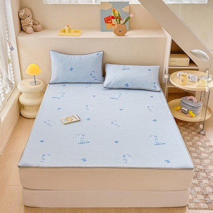 91家纺网 家纺一手货源 找家纺 雪鲨家纺  2025新款凉感冰豆豆凉席凉豆豆三件套冰丝提花软席PE 卡皮巴拉蓝