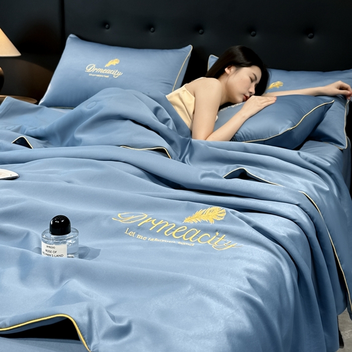 91家纺网 家纺一手货源 找家纺 伊梵居 2025新款水洗真丝刺绣夏被四件套 梦羽-宾利蓝