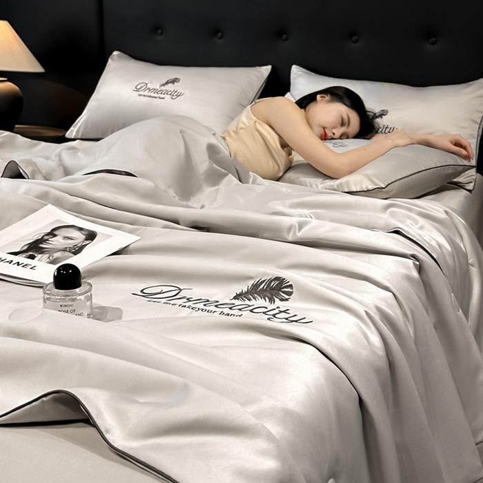 91家纺网 家纺一手货源 找家纺 伊梵居 2025新款水洗真丝刺绣夏被四件套 梦羽-山灰