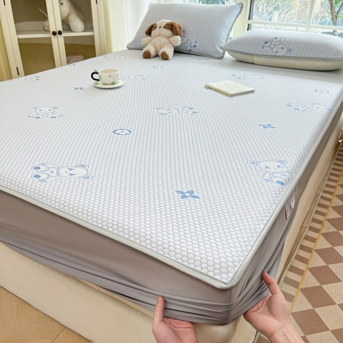 91家纺网 家纺一手货源 找家纺 静缘分2025新款直播爆款凉豆豆冰丝凉席三件套床笠款可水洗机洗夏季凉感冰豆豆空调席软席子 宝贝熊-蓝