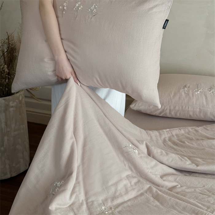 91家纺网 家纺一手货源 找家纺 鹿班家居 2025年夏季双层皱皱纱刺绣夏被系列—猫耳花园【标准会员-20元】 棕色