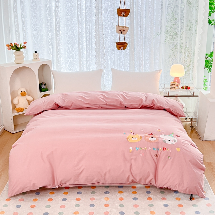 91家纺网 家纺一手货源 找家纺 曼町家居 2025春夏新款40支全棉纯棉水洗棉刺绣四件套 萌趣熊抱--慕斯粉