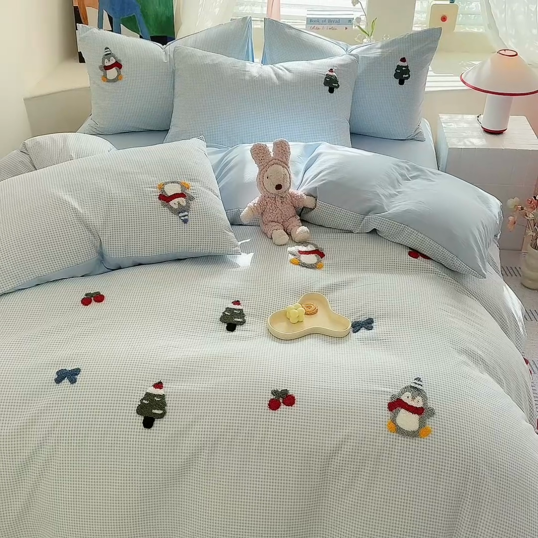 91家纺网 家纺一手货源 找家纺 多品 2025春夏新款水洗棉毛巾绣卡通系列被套单件-单被套 豆丁企鹅 小格