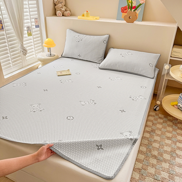 91家纺网 家纺一手货源 找家纺 雪鲨家纺  2025新款凉感冰豆豆凉席凉豆豆三件套冰丝提花软席PE 小熊灰