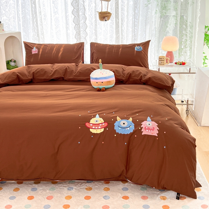 91家纺网 家纺一手货源 找家纺 曼町家居 2025春夏新款40支全棉纯棉水洗棉刺绣四件套 哆啦趣梦-复古咖