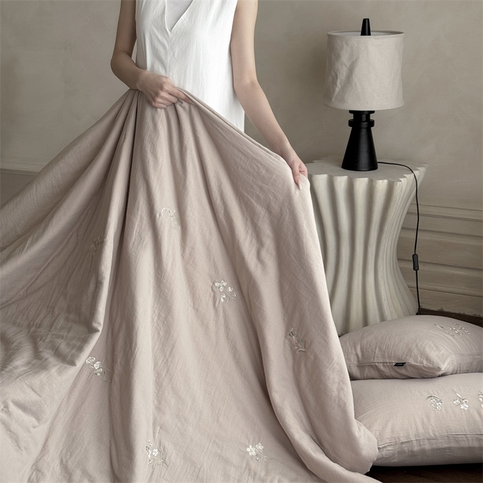 91家纺网 家纺一手货源 找家纺 鹿班家居 2025年夏季双层皱皱纱刺绣夏被系列—猫耳花园【标准会员-20元】 棕色