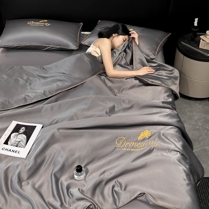 91家纺网 家纺一手货源 找家纺 伊梵居 2025新款水洗真丝刺绣夏被四件套 梦羽-高级灰