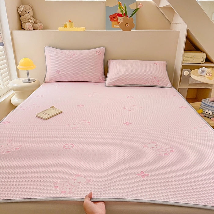 91家纺网 家纺一手货源 找家纺 雪鲨家纺  2025新款凉感冰豆豆凉席凉豆豆三件套冰丝提花软席PE 小熊粉