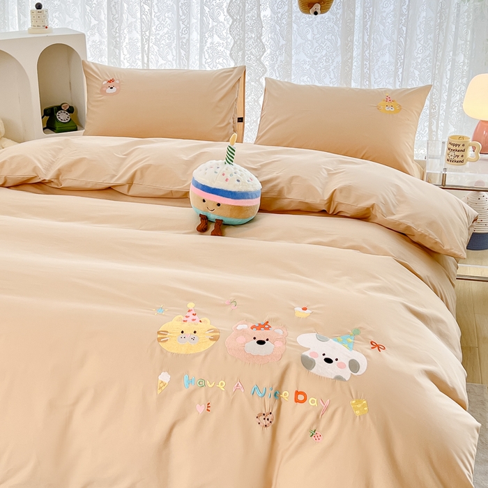 91家纺网 家纺一手货源 找家纺 曼町家居 2025春夏新款40支全棉纯棉水洗棉刺绣四件套 萌趣熊抱-浅纱色