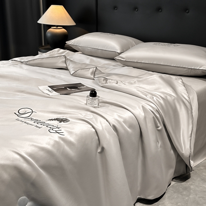 91家纺网 家纺一手货源 找家纺 伊梵居 2025新款水洗真丝刺绣夏被四件套 梦羽-山灰