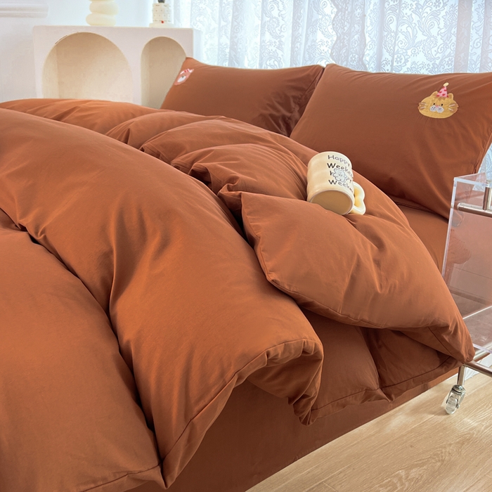 91家纺网 家纺一手货源 找家纺 曼町家居 2025春夏新款40支全棉纯棉水洗棉刺绣四件套 萌趣熊抱-复古咖