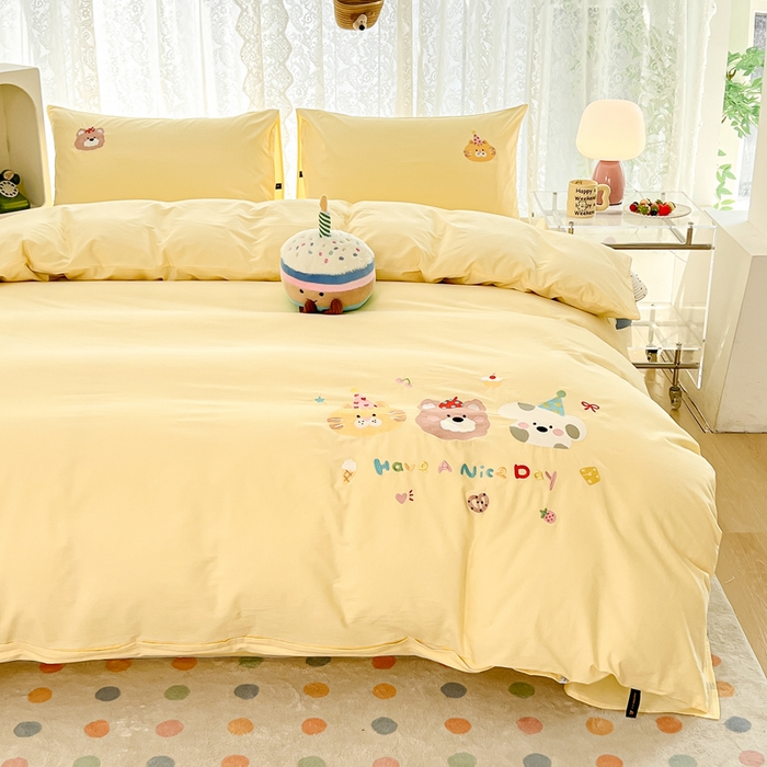 91家纺网 家纺一手货源 找家纺 曼町家居 2025春夏新款40支全棉纯棉水洗棉刺绣四件套 萌趣熊抱-奶油黄