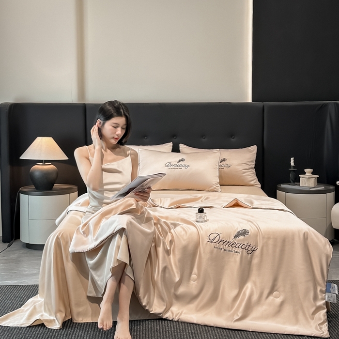 91家纺网 家纺一手货源 找家纺 伊梵居 2025新款水洗真丝刺绣夏被四件套 梦羽-卡其