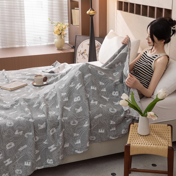 91家纺网 家纺一手货源 找家纺 乐家毛巾被 2025春夏新款三层棉全棉纯棉毛巾被 灰色字母