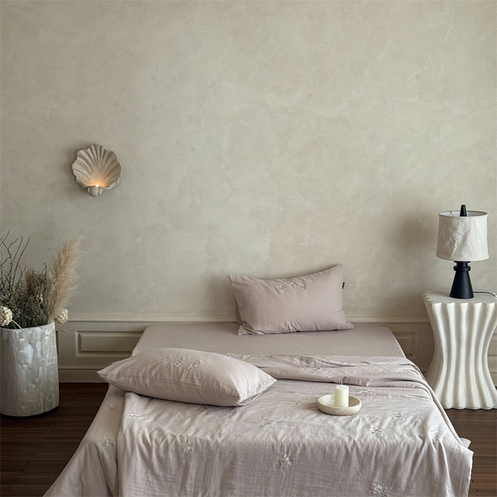 91家纺网 家纺一手货源 找家纺 鹿班家居 2025年夏季双层皱皱纱刺绣夏被系列—猫耳花园【标准会员-20元】 棕色