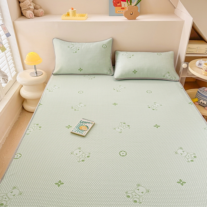 91家纺网 家纺一手货源 找家纺 雪鲨家纺  2025新款凉感冰豆豆凉席凉豆豆三件套冰丝提花软席PE 小熊绿