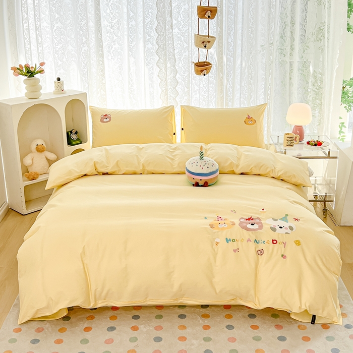 91家纺网 家纺一手货源 找家纺 曼町家居 2025春夏新款40支全棉纯棉水洗棉刺绣四件套 萌趣熊抱-奶油黄