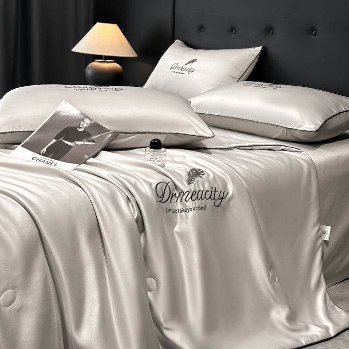 91家纺网 家纺一手货源 找家纺 伊梵居 2025新款水洗真丝刺绣夏被四件套 梦羽-山灰