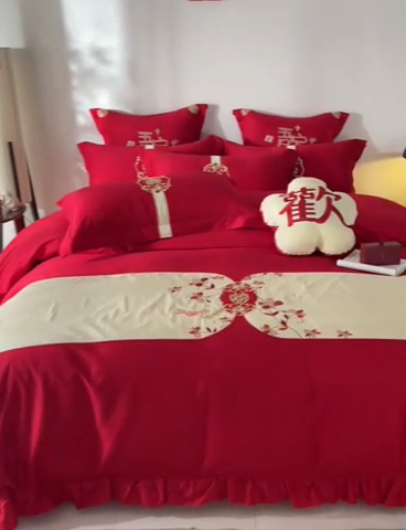 91家纺网 家纺一手货源 找家纺 玉雅家纺 2025新款长绒棉花边款刺绣时尚婚庆四件套 花边款-红妆