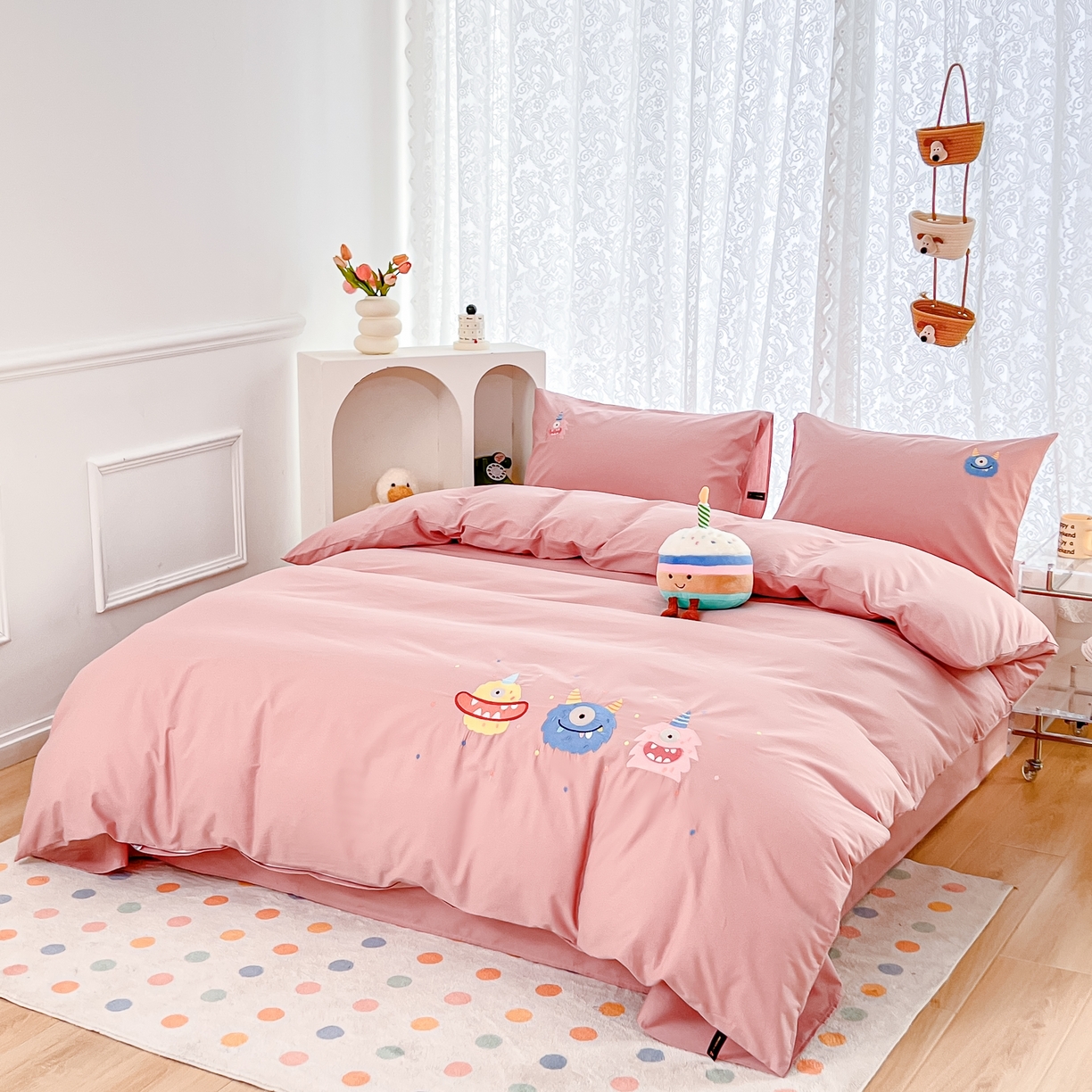 91家纺网 家纺一手货源 找家纺 曼町家居 2025春夏新款40支全棉纯棉水洗棉刺绣四件套 哆啦趣梦--慕斯粉