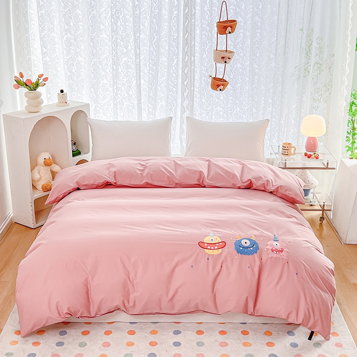 91家纺网 家纺一手货源 找家纺 曼町家居 2025春夏新款40支全棉纯棉水洗棉刺绣四件套 哆啦趣梦--慕斯粉