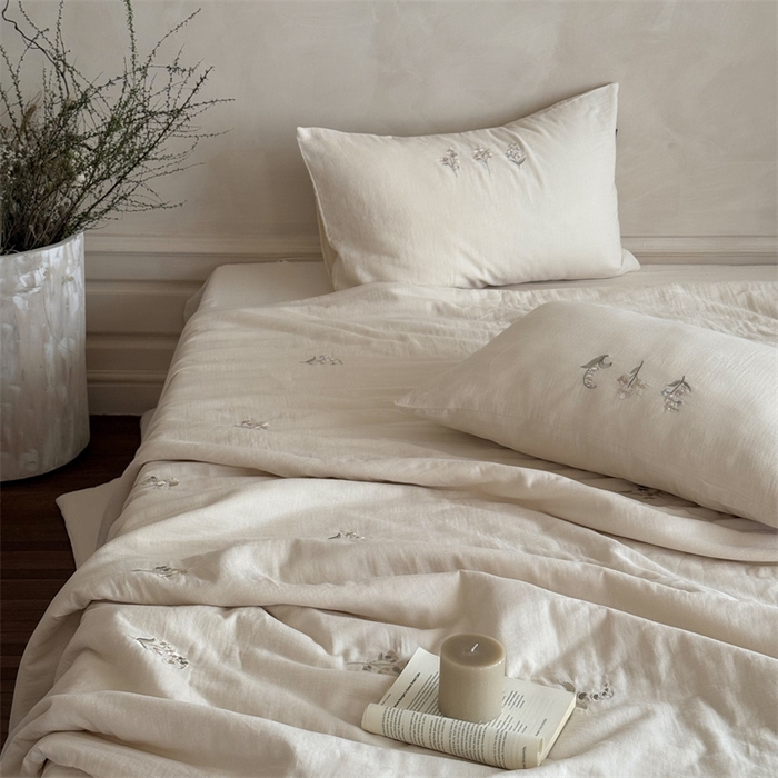 91家纺网 家纺一手货源 找家纺 鹿班家居 2025年夏季双层皱皱纱刺绣夏被系列—猫耳花园【标准会员-20元】 白色