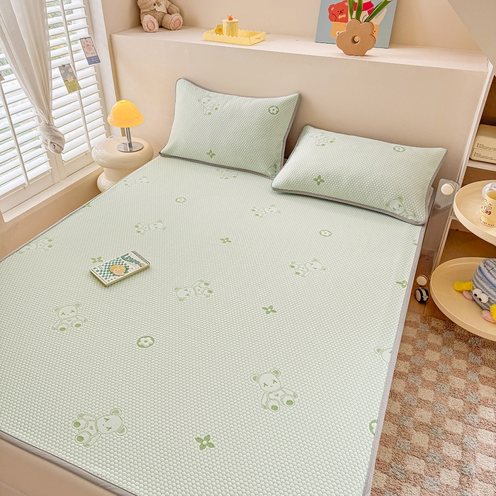 91家纺网 家纺一手货源 找家纺 雪鲨家纺  2025新款凉感冰豆豆凉席凉豆豆三件套冰丝提花软席PE 小熊绿