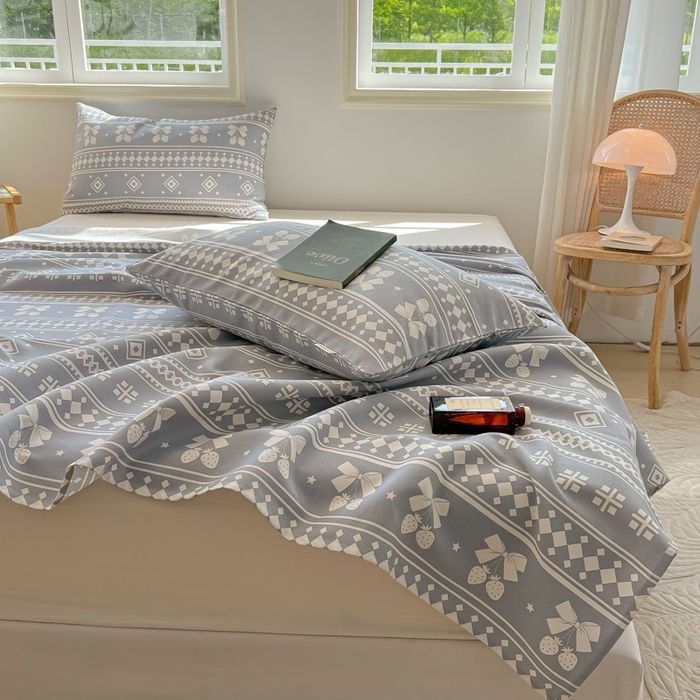 91家纺网 家纺一手货源 找家纺 爱彼家纺 2025新款热门卡通条纹原棉老粗布凉席床单 草莓格-灰