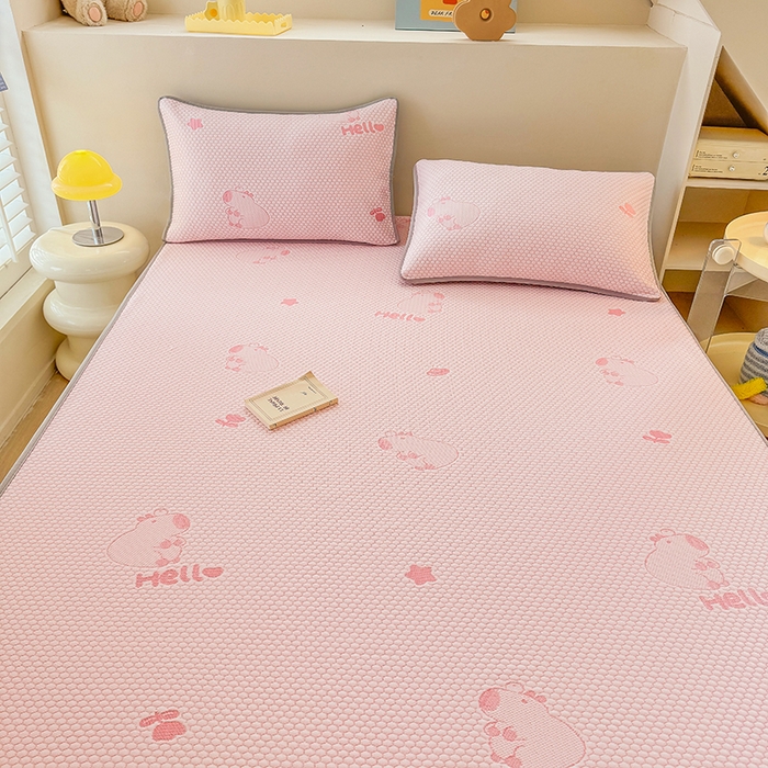 91家纺网 家纺一手货源 找家纺 雪鲨家纺  2025新款凉感冰豆豆凉席凉豆豆三件套冰丝提花软席PE 卡比巴拉粉