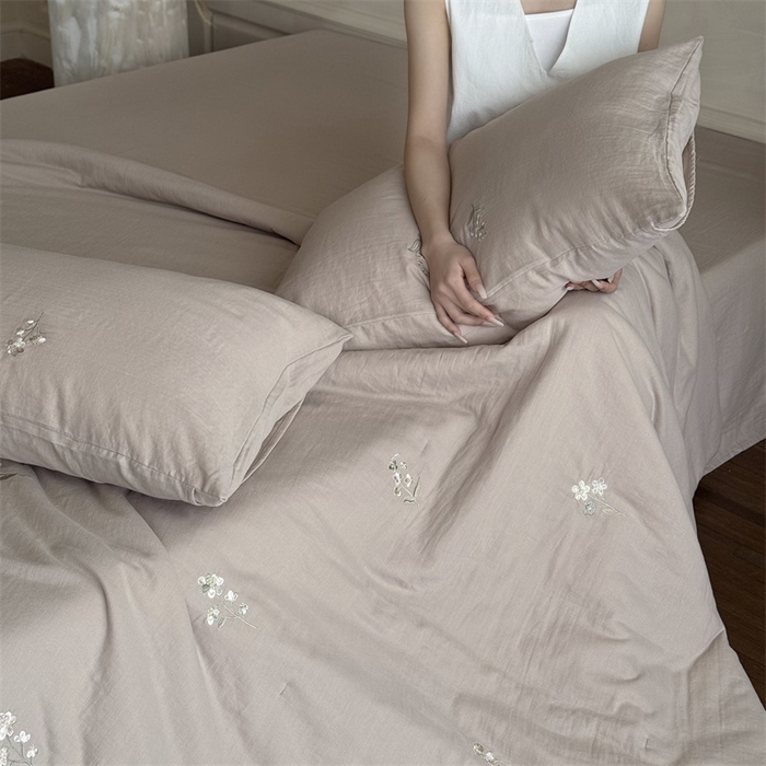 91家纺网 家纺一手货源 找家纺 鹿班家居 2025年夏季双层皱皱纱刺绣夏被系列—猫耳花园【标准会员-20元】 棕色